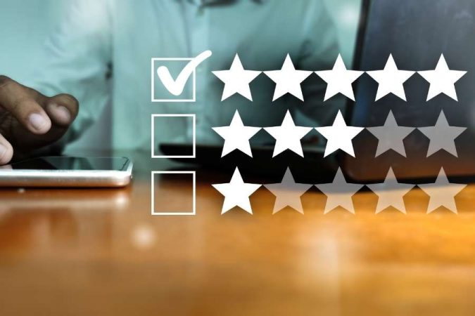 Un écran affichant des options de notation par étoiles avec une case cochée pour l'évaluation maximale.