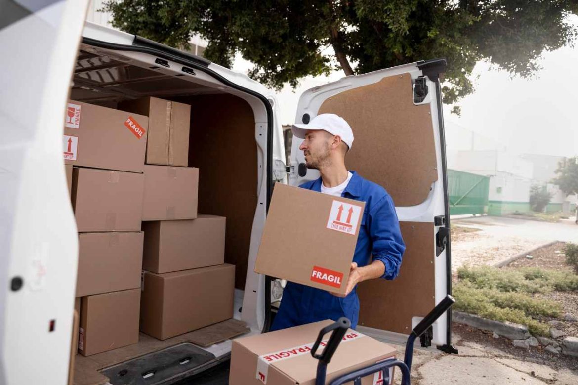 Un déménageur charge un carton dans un utilitaire, illustrant les astuces pour déménager à Paris sans stress de circulation.